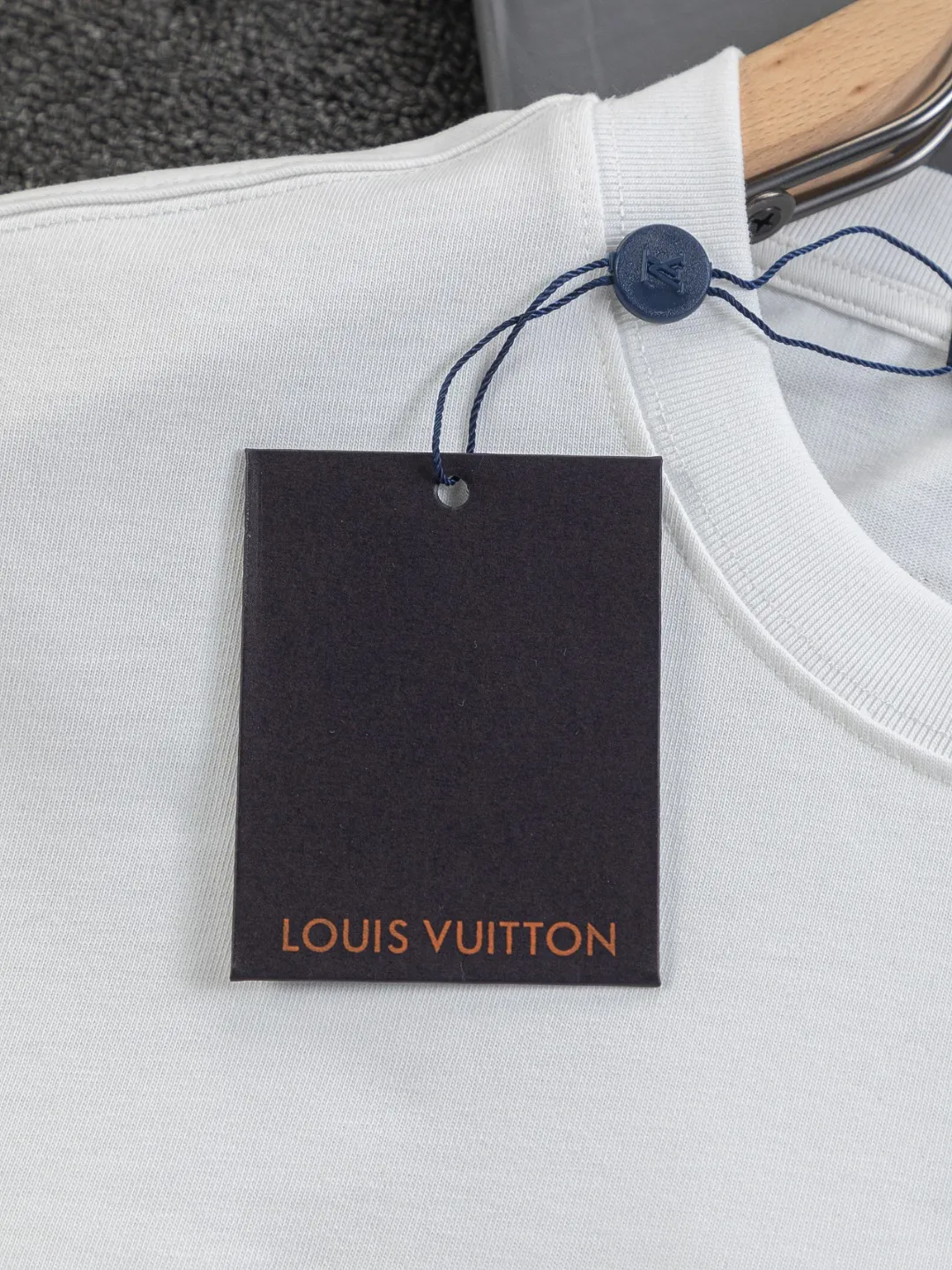 🅿️190 Louis Vuitton Louis Vuitton 1V LV LV slightly wide version S-XL LV 26ss new products are available at counters simultaneously. Multiple craftsmanship. Embroidery of civet 🦊 letters on the chest. Round neck short-sleeved T-shirt, same style for men and women! Consigned to one-to-one creation. Synchronized with the official website, pure cotton fabrics at the counter! It is close to the skin and comfortable, durable and easy to wear. It has a classic and simple logo design and meticulous original craftsmanship. Short-sleeves, a must-have item for men, do not appear to be the same for the general public, but must be unique and eye-catching. This LV short-sleeve is all about quality, comfort, the same shape and fashion as always, including fabrics and cutting techniques. All of them have been made with great effort! 320 grams of washed pure cotton fabric, pure cotton is breathable, very refreshing and comfortable for daily wear. The rib knitting on the neckline is smooth and tight, and the neckline will not be skewed if you toss it at will. The loose version, you will find that it looks really good on the upper body. The overall is minimalist and neat, super versatile for daily use! Pair it casually with a pair of pants for a youthful look. A T-shirt will make your outfit crazy. It is a fashionable item that can never go wrong! Color: Black White Size: S-XL Size chart: S: Shoulder width 50-Bust 56-Length 70 M: Shoulder width 52-Bust 57-Length 72 L: Shoulder width 54-Bust 59-Length 74 XL: Shoulder width 56-Bust 62-Length 76